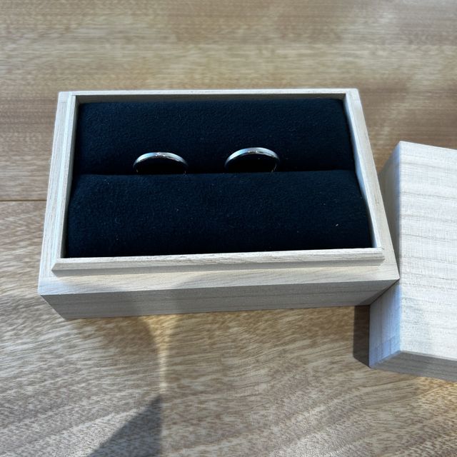 【出雲結(いずもゆい)の口コミ】 指輪に入籍日と名前を入れました。
また、私の方（女性）の方には誕生日月…