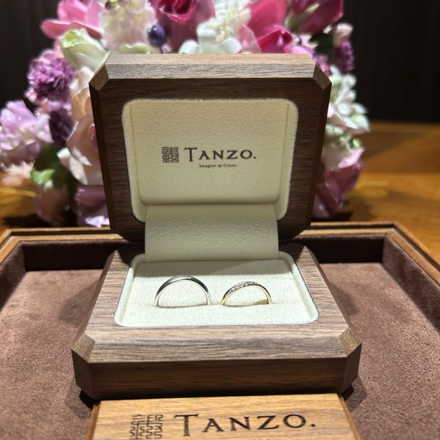 【TANZO.(鍛造指輪)の口コミ】 指輪の素材はプラチナで、デザインはねじれタイプです。
表面にマット加工…