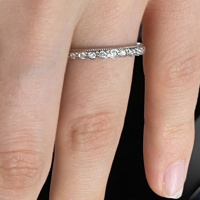 【アイプリモ(I-PRIMO)の口コミ】 ハーフエタニティのデザインですが、一つ一つのダイヤに沿った丸みのある…