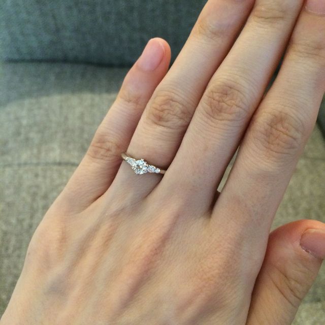 【エクセルコダイヤモンド(EXELCO DIAMOND)の口コミ】 メレタイプで、6つ爪のもので探していた。選んだ指輪は可愛さと大人っぽさ…