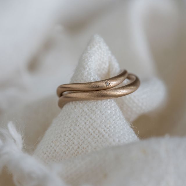 【Cayof(カヨフ)の口コミ】 デザイン・色・テクスチャー・刻印を選び、自分たちだけの指輪が作製でき…