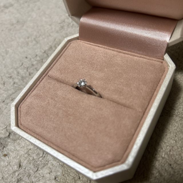 【TRECENTI(トレセンテ)の口コミ】 指輪デザインはお花の形のものが良かったのでそれを購入した お花の形にす…