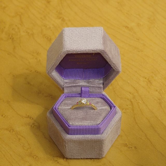 【ケイウノ ブライダル(K.UNO BRIDAL)の口コミ】 メインのダイヤモンドの輝きを引き立てる装飾と、いい意味でいかにもディ…