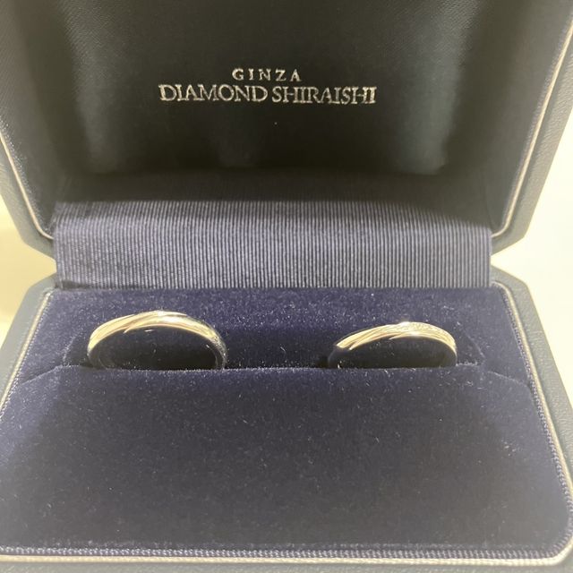 【銀座ダイヤモンドシライシの口コミ】 ストレートですがウェーブに見える流れるデザインで、
中央からダイヤが散…