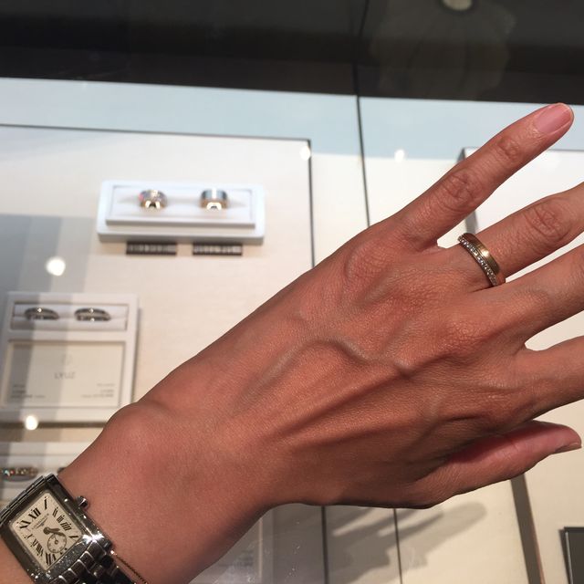 【N.Y.NIWAKA(ニューヨークニワカ)の口コミ】 ゴールドと、プラチナ部分と、二色使いが楽しめ、ダイヤモンドがぐるりと…