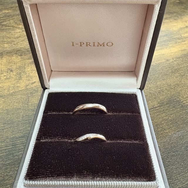 【アイプリモ(I-PRIMO)の口コミ】 リングはウェーブ状になっていて、
男性のリングは艶消し仕様になっていて…