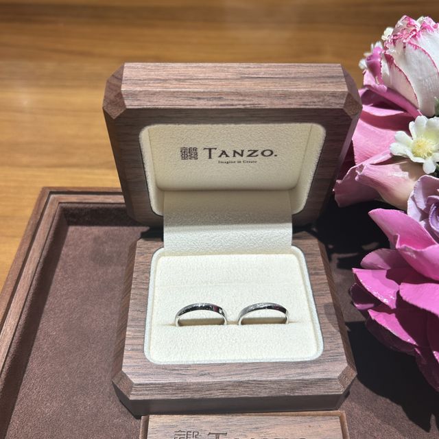 【TANZO.(鍛造指輪)の口コミ】 兎にも角にも鍛造製。
いつまでも使い続けられ変形しづらい指輪と知り、来…