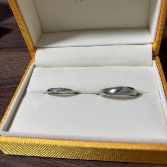 【ケイウノ ブライダル(K.UNO BRIDAL)の口コミ】 日常に溶け込むシンプルな表面のデザインと、裏側の刻印や誕生石、イニシ…