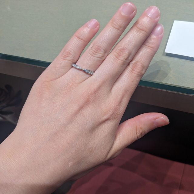 【アイプリモ(I-PRIMO)の口コミ】 リボンのようなデザインで、ダイヤモンドがキラキラしています。真ん中の…