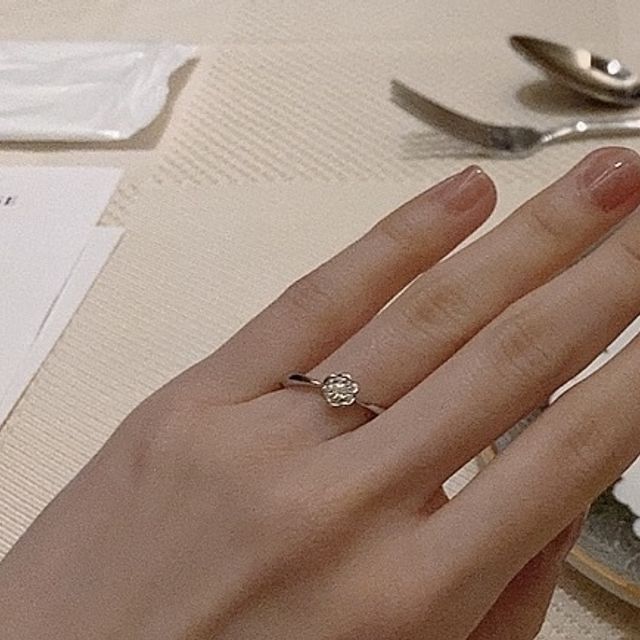 【TRECENTI(トレセンテ)の口コミ】 花の形状をしている特徴的な指輪であり、気にいる人は気に入りやすいと思…