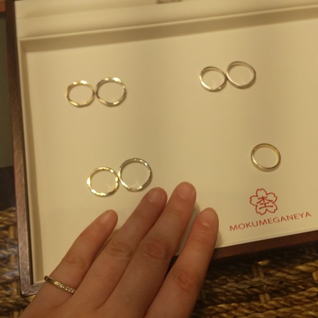 【杢目金屋(もくめがねや)の口コミ】 指輪のデザインは木目調と桜です。
1本の金属から二つの指輪を製作する為…