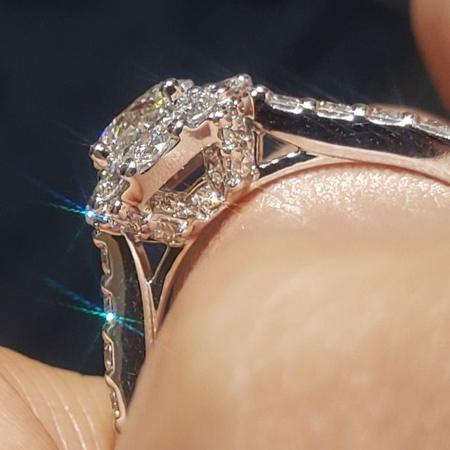 【グラフ(GRAFF)の口コミ】 沢山のダイヤモンドが石爪からはみ出る、大変ゴージャスなデザインに一目…