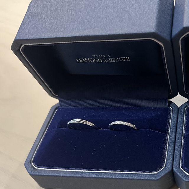 【銀座ダイヤモンドシライシの口コミ】 指輪の半分がキラキラしていて、遠くから見ても分かる。細かいキラキラな…