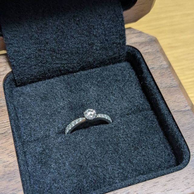 【TANZO.(鍛造指輪)の口コミ】 リボンのように曲線を描いたような形でメインダイヤに向かって細く加工さ…