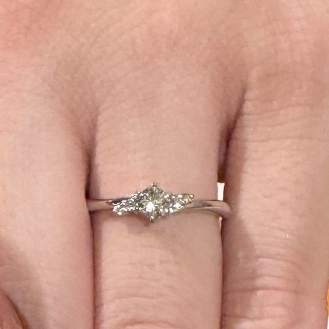 【アイプリモ(I-PRIMO)の口コミ】 指輪のデザインはダイヤを大きすぎなくし普段でも着用しやすいようのした…