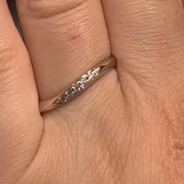 【ラザール ダイヤモンド(LAZARE DIAMOND)の口コミ】 指輪のダイヤモンドは全周ではなく一部にだけあしらわれているため、日常…