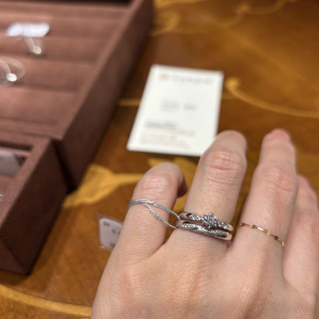 【TANZO.(鍛造指輪)の口コミ】 切れ込みが２つ入っており、場所によって加工が変わるので角度によって印…