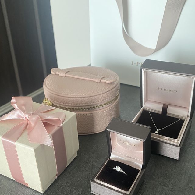 【アイプリモ(I-PRIMO)の口コミ】 普段遣いできるデザイン(私服に合うか含む)であることと、婚約指輪と重ね…