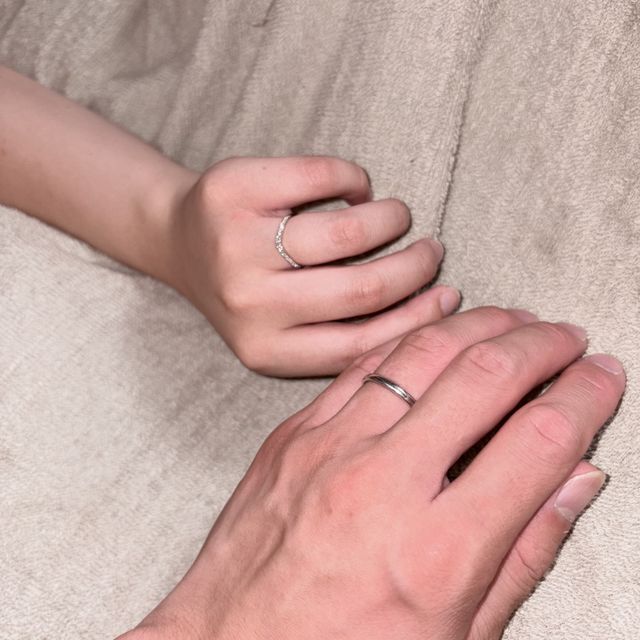 【PORTADA(ポルターダ)の口コミ】 細めv字のリングで、デザインは中央にダイヤがついています。手の甲側は半…