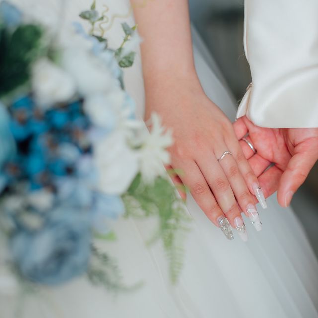 【PORTADA(ポルターダ)の口コミ】 細めv字のリングで、デザインは中央にダイヤがついています。手の甲側は半…