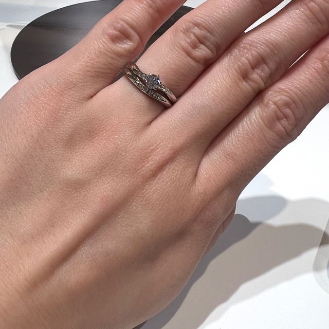 【ラザール ダイヤモンド(LAZARE DIAMOND)の口コミ】 指輪のデザインな豊富でいくつか試着させていただいた中で、ウェーブのデ…