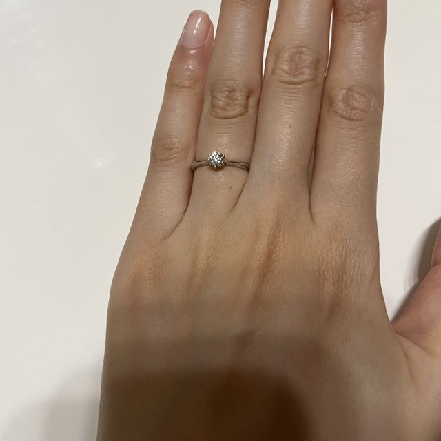 【ラザール ダイヤモンド(LAZARE DIAMOND)の口コミ】 この指輪は、どの角度から見てもキラキラと美しく輝くんです！着けるたび…