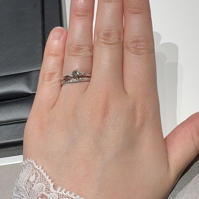 【ラザール ダイヤモンド(LAZARE DIAMOND)の口コミ】 ダイヤがとても輝き、ストレートのリングなのに滑らかなウェーブをダイヤ…