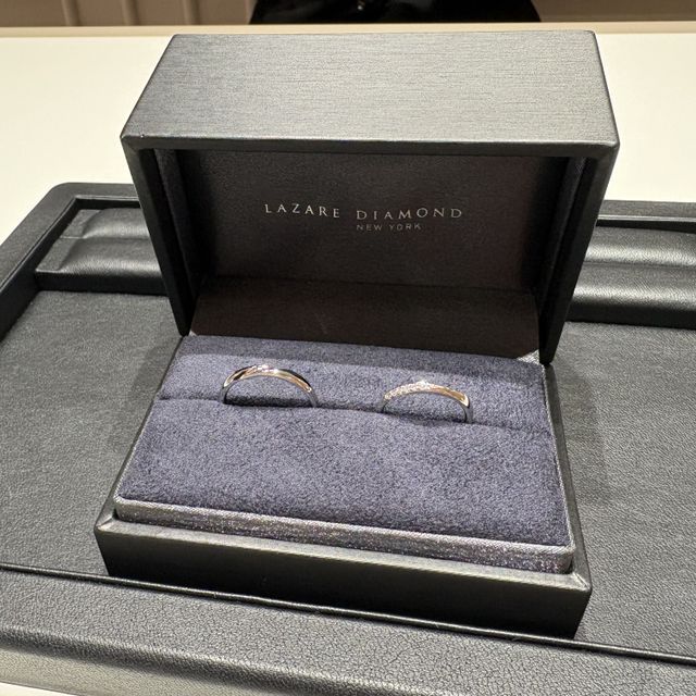 【ラザール ダイヤモンド(LAZARE DIAMOND)の口コミ】 ダイヤがとても輝き、ストレートのリングなのに滑らかなウェーブをダイヤ…