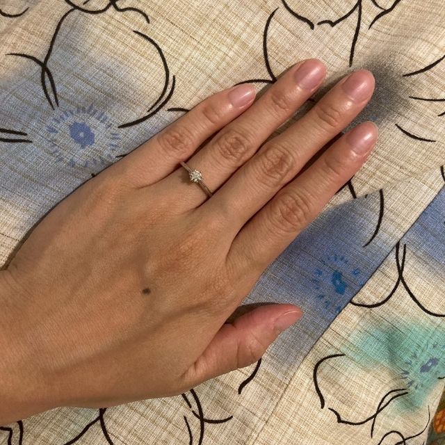 【ケイウノ ブライダル(K.UNO BRIDAL)の口コミ】 横から見るとピンクゴールドの薔薇のモチーフがチラッと見えて、さりげな…