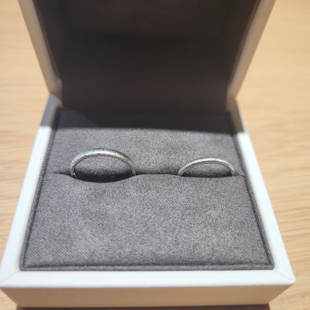 【ECRIN(エクラン)の口コミ】 ほかの指輪ではあまり見ないデザインで、女性用だけダイヤがついていたり…