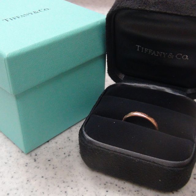 【ティファニー(Tiffany & Co.)の口コミ】 婚約指輪が個性的な形だったので、結婚指輪はシンプルで、でもエッジが効…