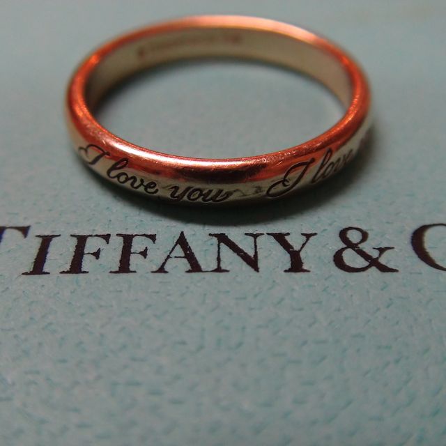 【ティファニー(Tiffany & Co.)の口コミ】 婚約指輪が個性的な形だったので、結婚指輪はシンプルで、でもエッジが効…