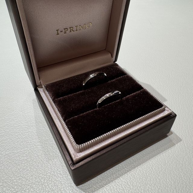 【アイプリモ(I-PRIMO)の口コミ】 もともと婚約指輪とのセットデザインに惹かれて指輪を見に行きました。実…