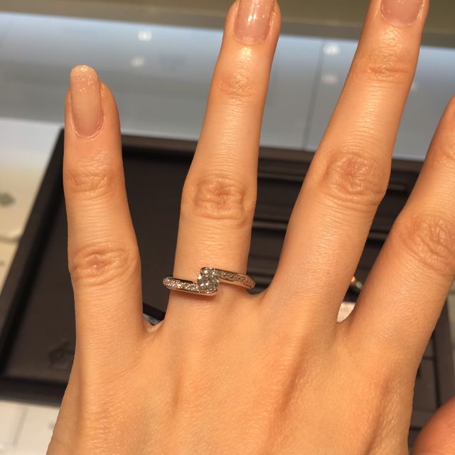 【ROYAL ASSCHER(ロイヤル・アッシャー)の口コミ】 流れるようなデザインで、サイドのダイヤが人から見ても自分側から見ても…