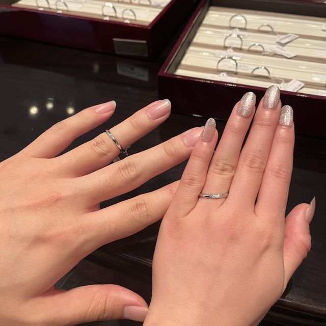 【ケイウノ ブライダル(K.UNO BRIDAL)の口コミ】 華奢でシンプルだけれど、キラキラしているようなデザインが良く、それを…