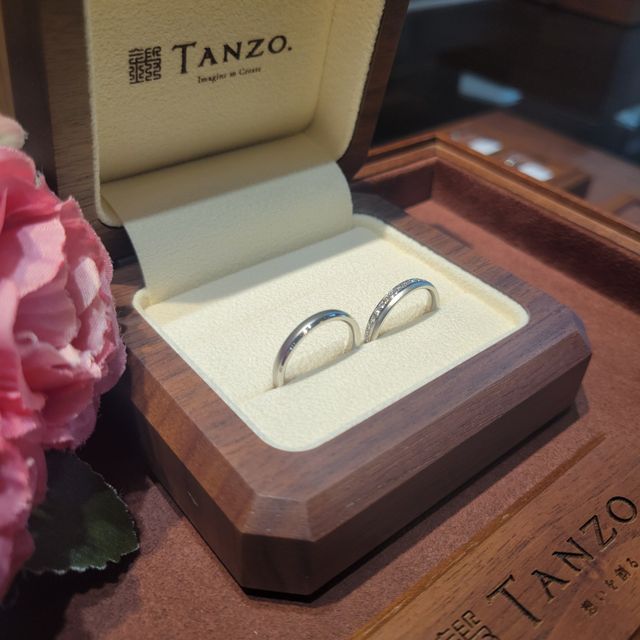 【TANZO.(鍛造指輪)の口コミ】 フルエタニティとマットな加工で二連リングのようなデザインが好きなポイ…