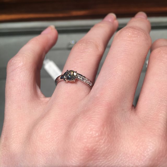 【和光ブライダルブティックギンザの口コミ】 アシメントリーのデザインになっており、片側だけにパヴェダイヤがセッテ…