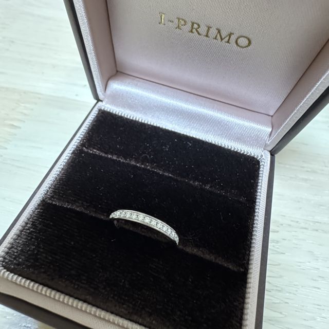 【アイプリモ(I-PRIMO)の口コミ】 細いけれど、メレダイヤの輝きのおかげで存在感がすごいです。付け心地も…