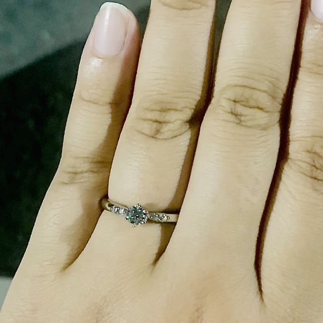【ラザール ダイヤモンド(LAZARE DIAMOND)の口コミ】 メインダイヤ0.28ct。指が太く1石だと太さが目立ってしまったのですが、5…