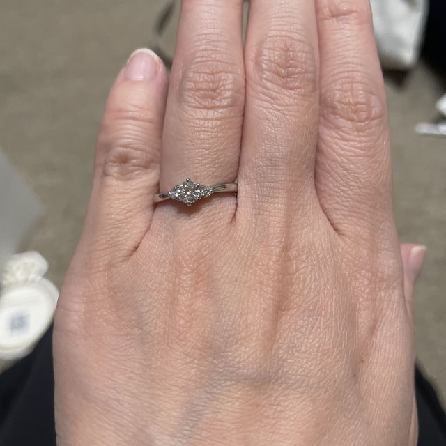 【アイプリモ(I-PRIMO)の口コミ】 メインのダイヤモンドの両脇にある小さなダイヤモンドが更に華やかにみせ…