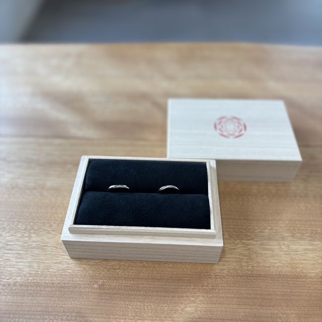 【出雲結(いずもゆい)の口コミ】 シンプルなデザインで飽きなく毎日つけていられます。
指輪の裏側の刻印、…