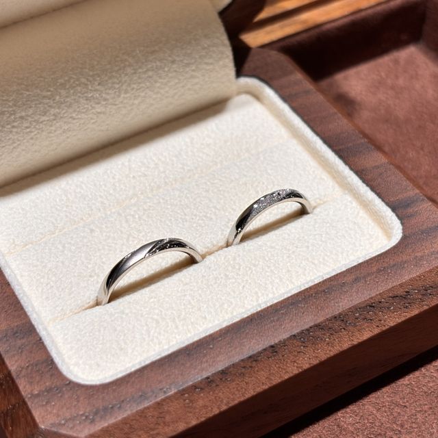 【TANZO.(鍛造指輪)の口コミ】 斜めの角度と幅はお揃いにして、他の部分はお互いの好みで決めたところ。…