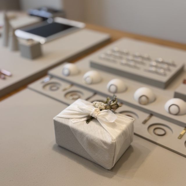 【mina.jewelry(ミナジュエリー)の口コミ】 地金に選んだシャンパンゴールドは、シルバーにもゴールドにも近い絶妙な…