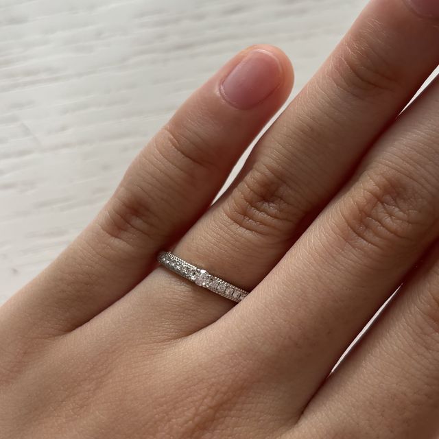【エクセルコダイヤモンド(EXELCO DIAMOND)の口コミ】 ハーフエタニティ・ミル打ち・真ん中に一粒ダイヤモンドの3点に惹かれまし…
