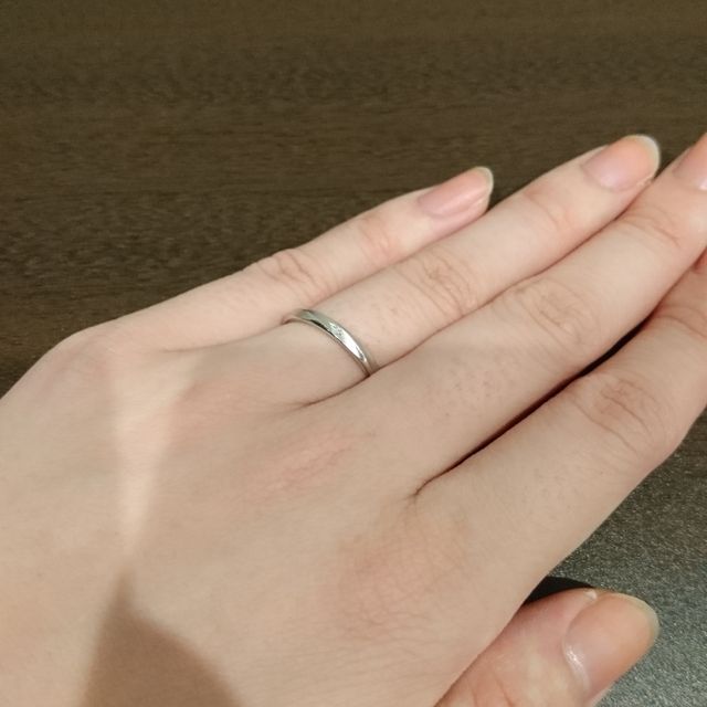 【ROYAL ASSCHER(ロイヤル・アッシャー)の口コミ】 指輪のデザインが、ツヤがない部分とある部分とで交互になっていてすごく…