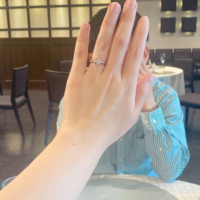 【アイプリモ(I-PRIMO)の口コミ】 憧れの婚約指輪。しっかりとしたダイヤと横に斜めに入った小粒ダイヤがと…