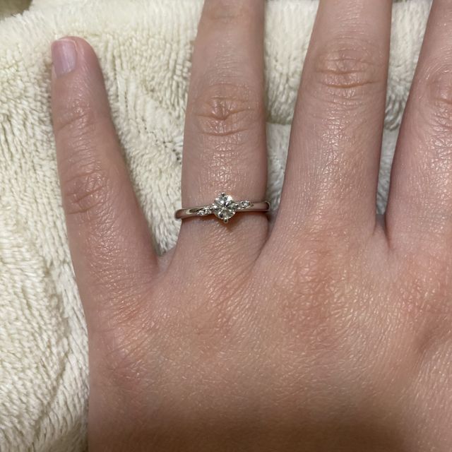 【アイプリモ(I-PRIMO)の口コミ】 憧れの婚約指輪。しっかりとしたダイヤと横に斜めに入った小粒ダイヤがと…