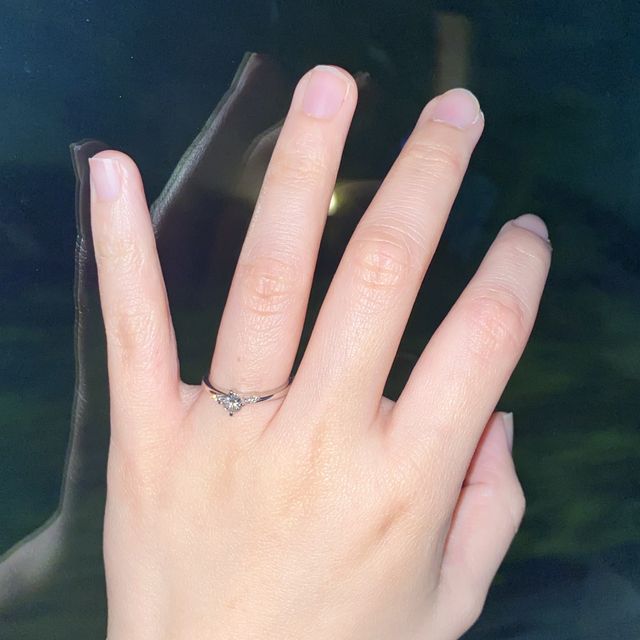 【アイプリモ(I-PRIMO)の口コミ】 憧れの婚約指輪。しっかりとしたダイヤと横に斜めに入った小粒ダイヤがと…