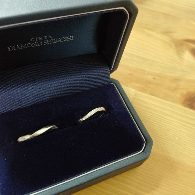 【銀座ダイヤモンドシライシの口コミ】 ダイヤモンドが5粒ありますが、ギラギラしすぎることもなく、控えめすぎも…