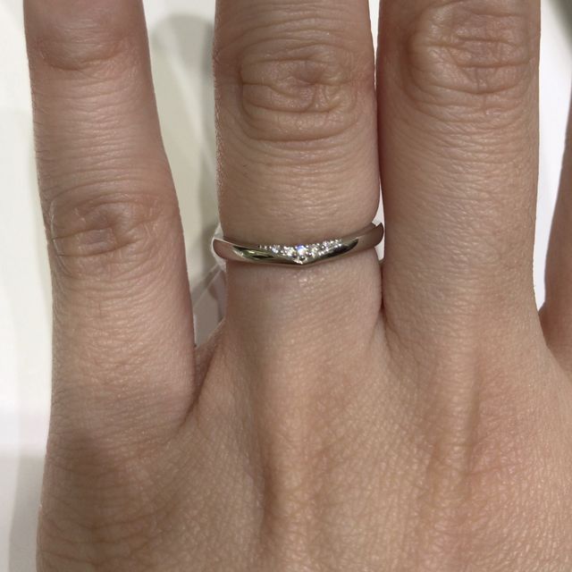 【4℃ BRIDAL(ヨンドシーブライダル)の口コミ】 試着して、ちょっと悩んでしまった指輪です。
男女ペアで、すごく可愛いし…